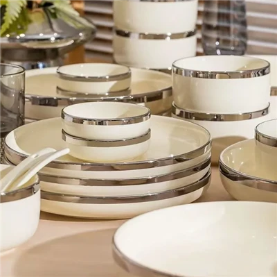 Keramički set posuđa s elegantnim srebrnim detaljima