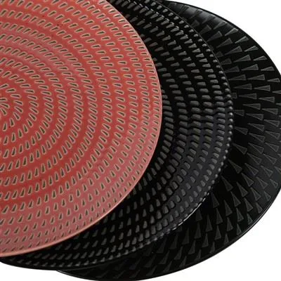 Set keramičkih tanjura sa spiralnim reljefom